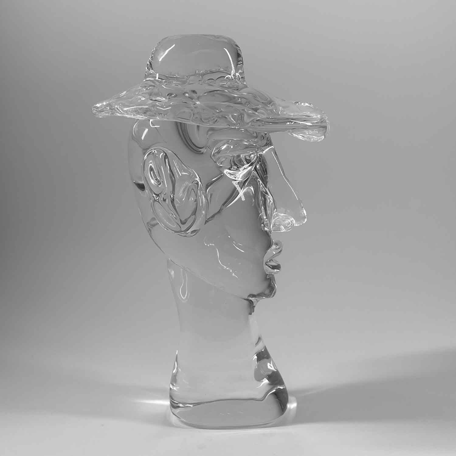 Tête de cristal avec chapeau