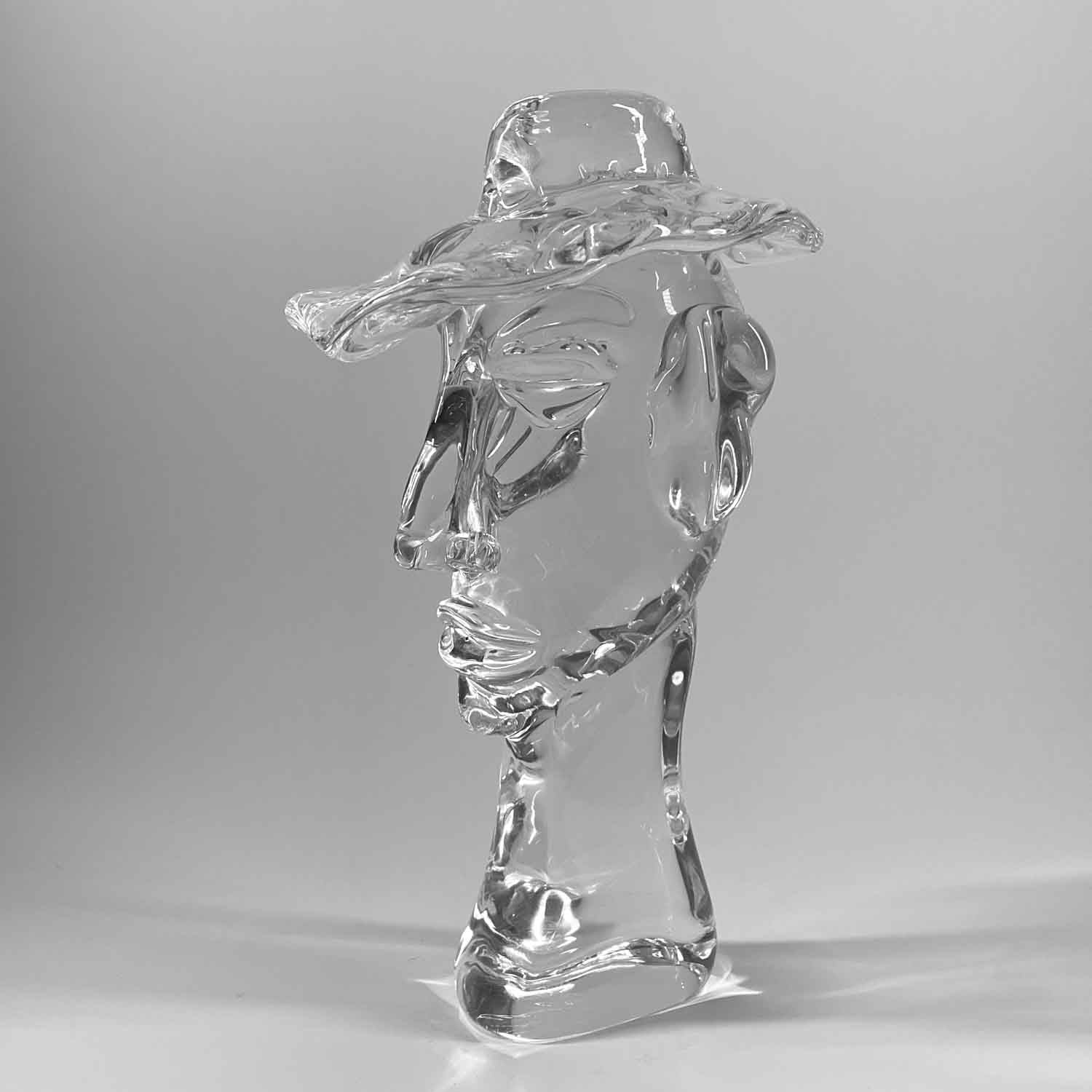 Tête de cristal avec chapeau