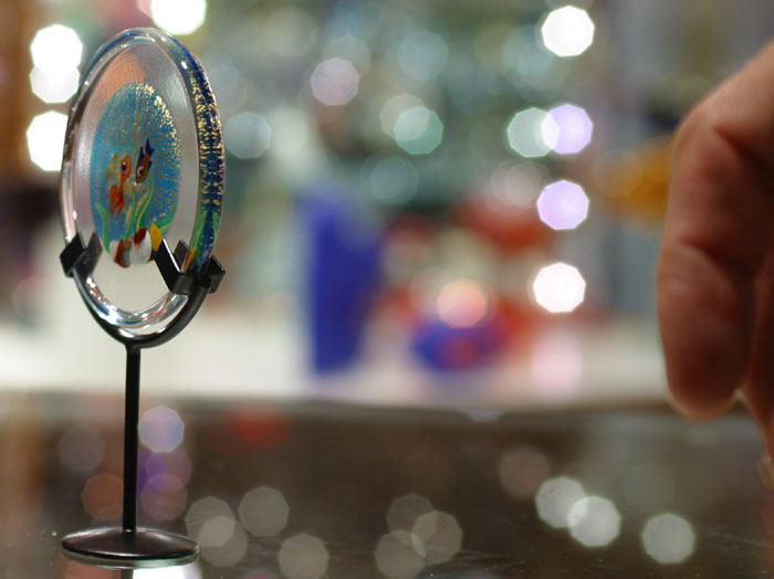 Acquario con disco di polpo su supporto in metallo in miniatura