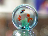 Miniature d'aquarium avec poissons tropicaux et poulpes