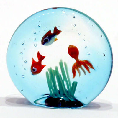 Miniature d'aquarium avec poissons tropicaux et poulpes