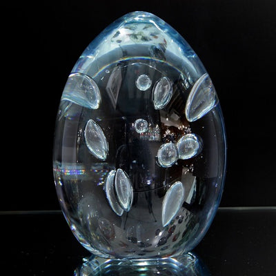 Oeuf en cristal avec bulles d'air
